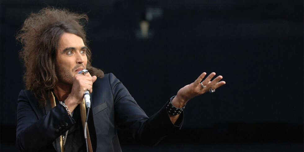 DAMEMAGNET: Russel Brand benytter seg av sleipe triks for å tekkes damene. DAMEMAGNET: Russel Brand benytter seg av sleipe triks for å tekkes damene.