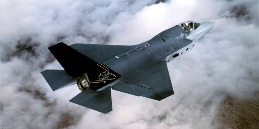 Regjeringen går inn for å anskaffe amerikanske F-35 Lightning II Joint Strike Fighter (JSF) når dagens F-16 skal byttes ut. Regjeringen går inn for å anskaffe amerikanske F-35 Lightning II Joint Strike Fighter (JSF) når dagens F-16 skal byttes ut.