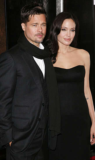PENT PAR: Det er ingen tvil om at Brangelina er et billedskjønt par, men den ene halvparten skal være langt mer jålete enn den andre. Nå viser det seg utrolig nok at det er Brad som bruker lengst tid på badet av de to superstjernene. PENT PAR: Det er ingen tvil om at Brangelina er et billedskjønt par, men den ene halvparten skal være langt mer jålete enn den andre. Nå viser det seg utrolig nok at det er Brad som bruker lengst tid på badet av de to superstjernene.