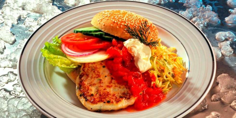 KALD OG VARM: Av iskalde ingredienser blander du fin farse til en hot burger. KALD OG VARM: Av iskalde ingredienser blander du fin farse til en hot burger.