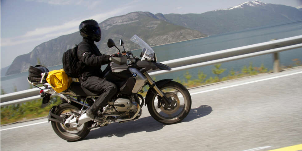 Langs Sognefjorden, blikkstille. BMW R1200 GS er en nær perfekt turkamerat. Langs Sognefjorden, blikkstille. BMW R1200 GS er en nær perfekt turkamerat.