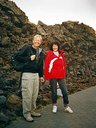 Unni Lindell og Per Christian Garnæs var på tur på Island i 2004. Smilet på bildet er til ære for fotografen — Unni trivdes slett ikke! Unni Lindell og Per Christian Garnæs var på tur på Island i 2004. Smilet på bildet er til ære for fotografen — Unni trivdes slett ikke!
