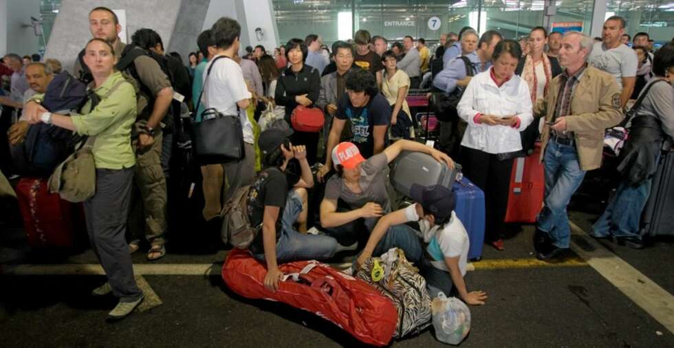 STRANDET: Tusenvis av turister er strandet på den internasjonale flyplassen i Bangkok. Men det danske kongeparet har ingen problemer med å komme seg hjem etter planen. STRANDET: Tusenvis av turister er strandet på den internasjonale flyplassen i Bangkok. Men det danske kongeparet har ingen problemer med å komme seg hjem etter planen.