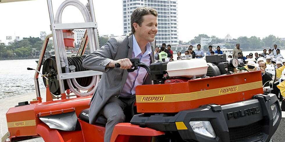 LEKETØY: Kronprins Frederik koste seg da han prøvekjørte offroaderen i Bangkok. LEKETØY: Kronprins Frederik koste seg da han prøvekjørte offroaderen i Bangkok.