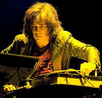 PÅ SCENEN: Jean Michel Jarre på scenen i Beograde i november i år. PÅ SCENEN: Jean Michel Jarre på scenen i Beograde i november i år.