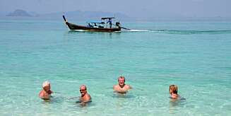 Glade nordmenn lever ut feriedrømmen i Thailand. Glade nordmenn lever ut feriedrømmen i Thailand.