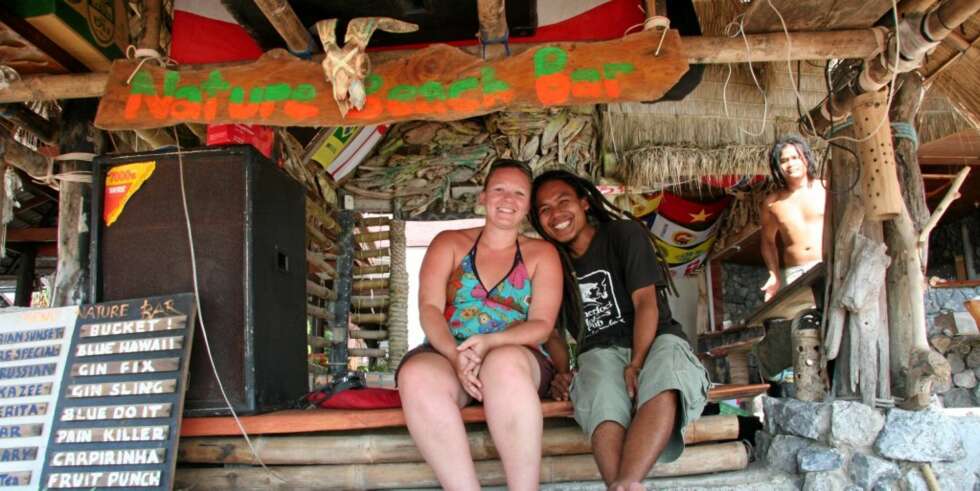 Velkommen til "Nature Bar" på Ko Lanta som serverer reaggie-musikk, brede smil og kalde drinker. Velkommen til "Nature Bar" på Ko Lanta som serverer reaggie-musikk, brede smil og kalde drinker.