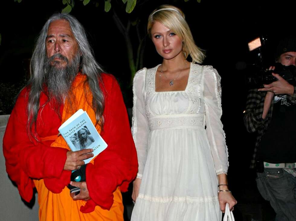 Midt under innspillingen av The hottie and the Nottie tilkalte Paris Hilton sin åndelige veileder. Til tross for likheten skal dette ikke være Mike Myers. Midt under innspillingen av The hottie and the Nottie tilkalte Paris Hilton sin åndelige veileder. Til tross for likheten skal dette ikke være Mike Myers.