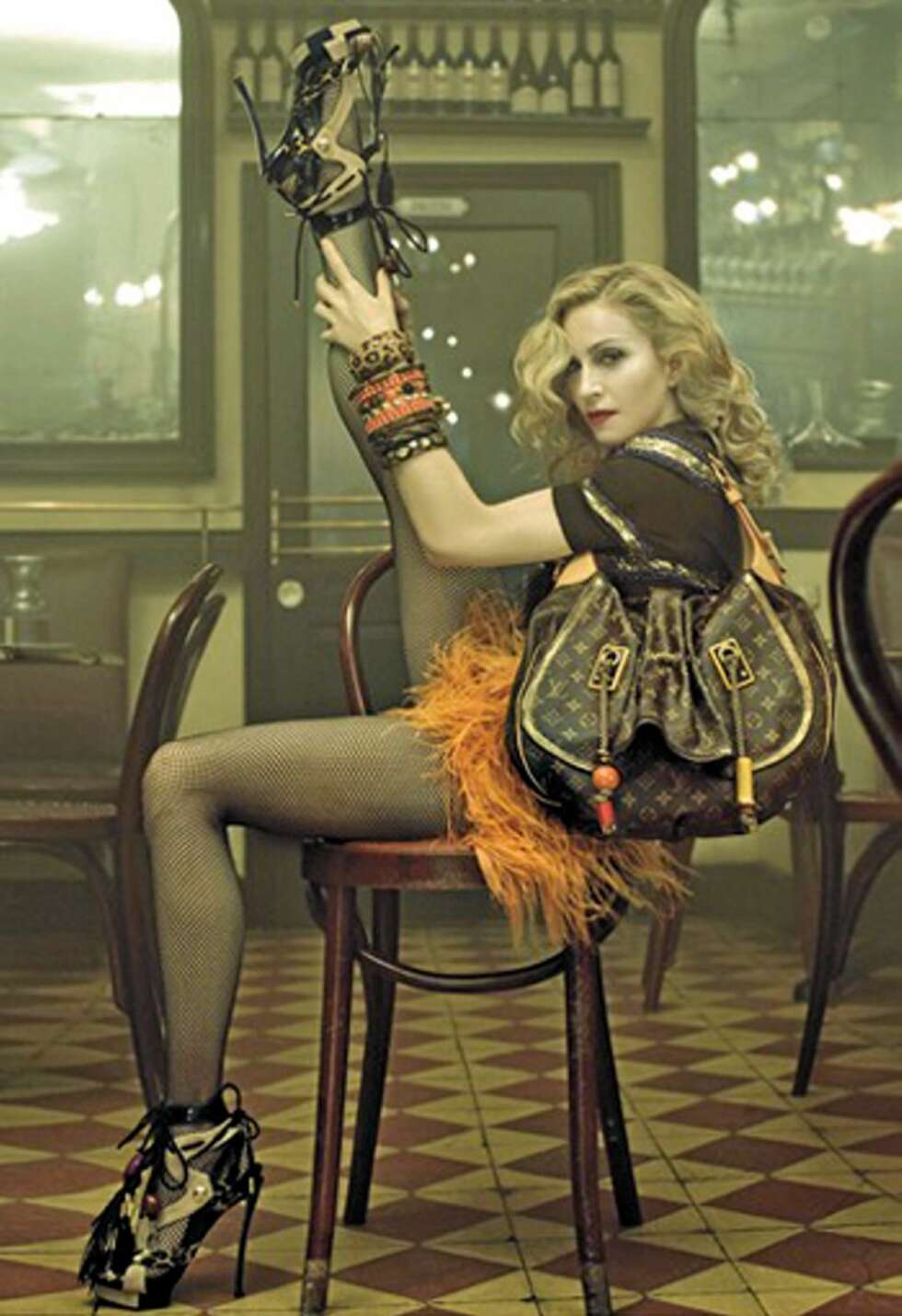 YOGA: En sprek Madonna poserer villig for Louis Vuitton. YOGA: En sprek Madonna poserer villig for Louis Vuitton.