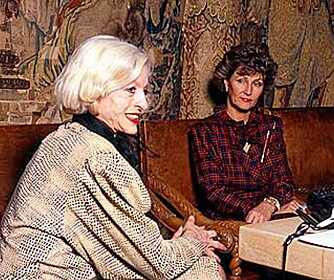 Astrid Gunnestad har fått intervjue dronning Sonja ved flere anledninger. – Det var viktig å ha forberedt spørsmålene og kunne følge etiketten, forteller hun. Astrid Gunnestad har fått intervjue dronning Sonja ved flere anledninger. – Det var viktig å ha forberedt spørsmålene og kunne følge etiketten, forteller hun.