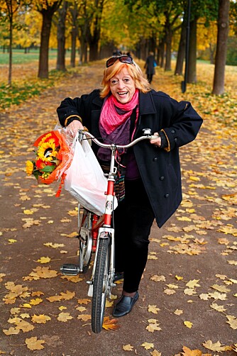 Hver dag sykler Astrid Gunnestad gjennom Frognerparken for å besøke mannen sin, Gunne, på sykehjemmet. Kanskje ga hun blomsterbuketten fra Hjemmet videre til ham? Hver dag sykler Astrid Gunnestad gjennom Frognerparken for å besøke mannen sin, Gunne, på sykehjemmet. Kanskje ga hun blomsterbuketten fra Hjemmet videre til ham?