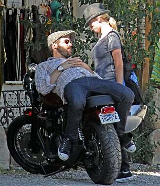 LYKKELIGE: Ryan Reynolds og Scarlett Johansson giftet seg i september. LYKKELIGE: Ryan Reynolds og Scarlett Johansson giftet seg i september.