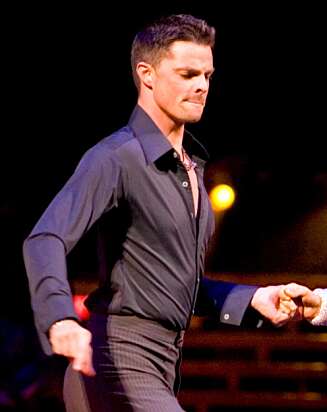 SLOSSKJEMPE: Brian Fortuna vant kampen om å få danse med Kelly Brook i juleshowet. SLOSSKJEMPE: Brian Fortuna vant kampen om å få danse med Kelly Brook i juleshowet.