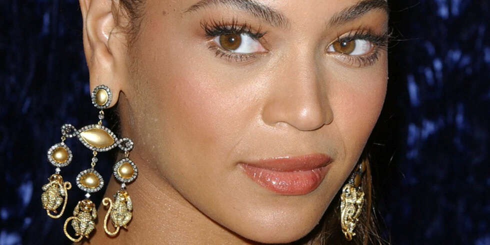 Beyonce Knowles med store, flotte øreringer. Beyonce Knowles med store, flotte øreringer.