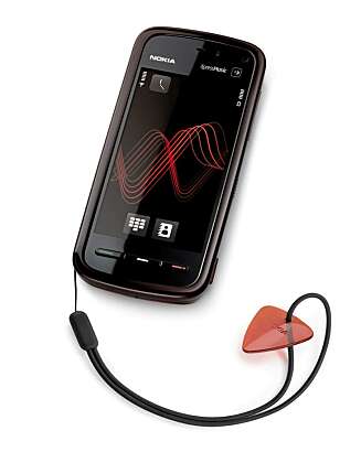 Synes du det blir litt for unøyaktig å bruke fingeren på 5800 XpressMusic, og heller ikke liker å bruke stylus, så har Nokia gitt deg et tredje alternativ: Et plekter. Synes du det blir litt for unøyaktig å bruke fingeren på 5800 XpressMusic, og heller ikke liker å bruke stylus, så har Nokia gitt deg et tredje alternativ: Et plekter.