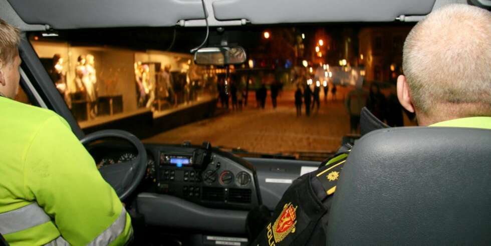 FOLKSOMT: Fra midnatt fylles gatene med feststemte. Kommandoduoen lukter masse bråk - og får rett. FOLKSOMT: Fra midnatt fylles gatene med feststemte. Kommandoduoen lukter masse bråk - og får rett.