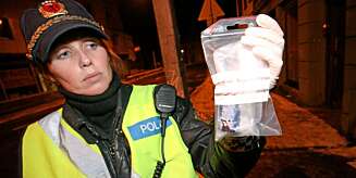 Bevis: Betjenten har saumfart Nøstegaten. Her viser hun frem deler av den knuste ølflaska det ble stukket med. Bevis: Betjenten har saumfart Nøstegaten. Her viser hun frem deler av den knuste ølflaska det ble stukket med.