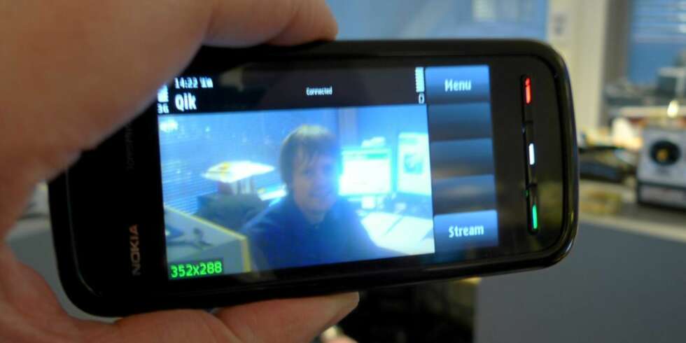 Qik på en Nokia 5800. Ved å trykke «Stream» nede i hjørnet sender man video direkte på nett. Qik på en Nokia 5800. Ved å trykke «Stream» nede i hjørnet sender man video direkte på nett.