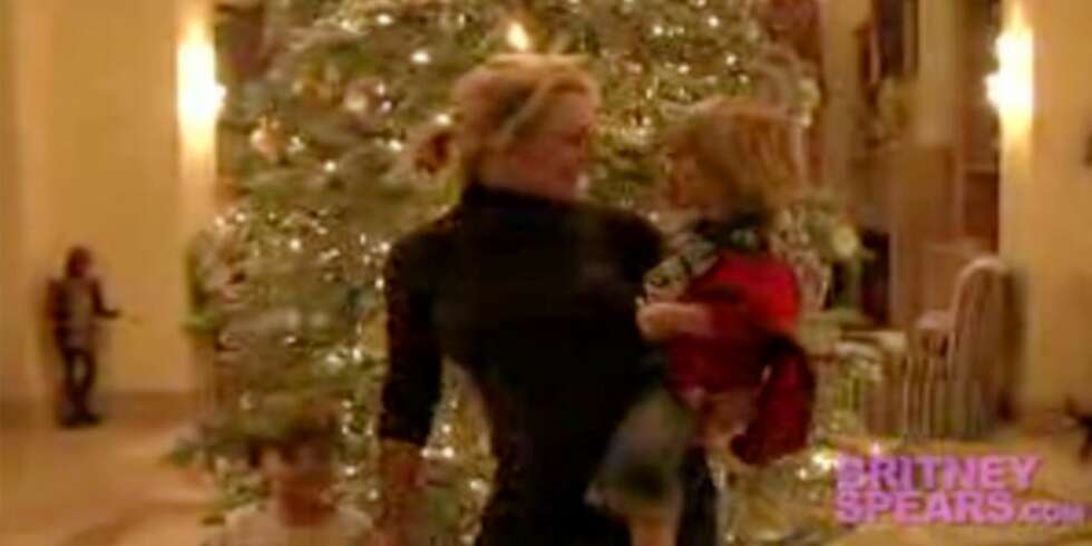 Britney havner i skyggen av Jayden James når hun ønsker fansen god jul. Britney havner i skyggen av Jayden James når hun ønsker fansen god jul.