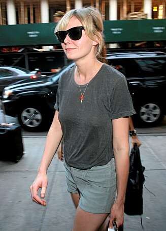 Kirsten Dunst i London under filmingen av "How to lose friends". Kirsten Dunst i London under filmingen av "How to lose friends".