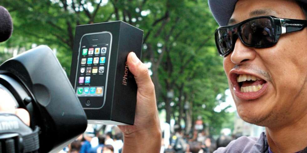 KJØPEGLAD: Hitoshi Kajino blir filmet av japansk tv som en av de første eierne av en iPhone 3G, 11. juli 2008. KJØPEGLAD: Hitoshi Kajino blir filmet av japansk tv som en av de første eierne av en iPhone 3G, 11. juli 2008.