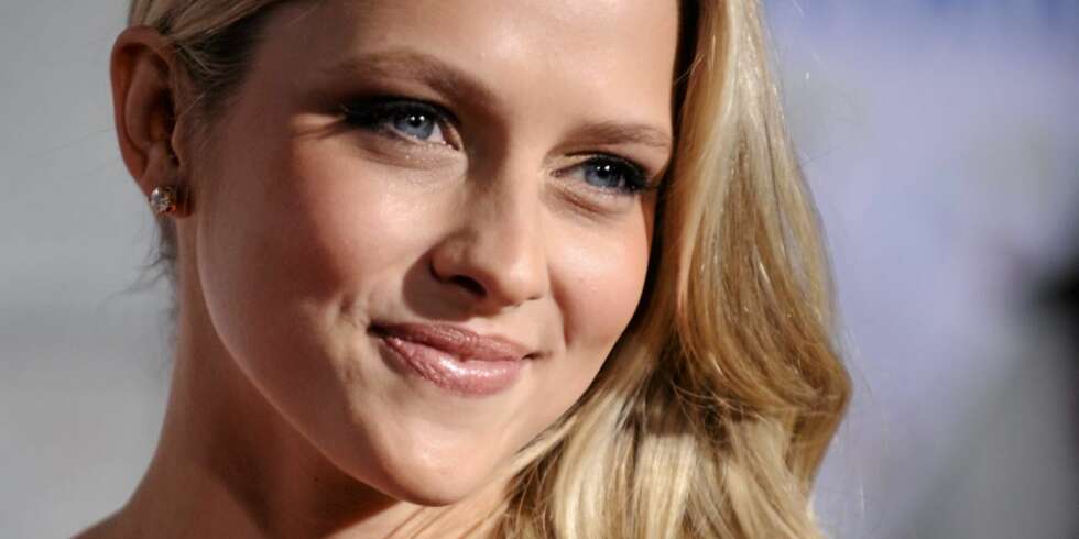 VAKKER SMINKE: Teresa Palmer ser slående vakker ut fra halsen og opp. VAKKER SMINKE: Teresa Palmer ser slående vakker ut fra halsen og opp.