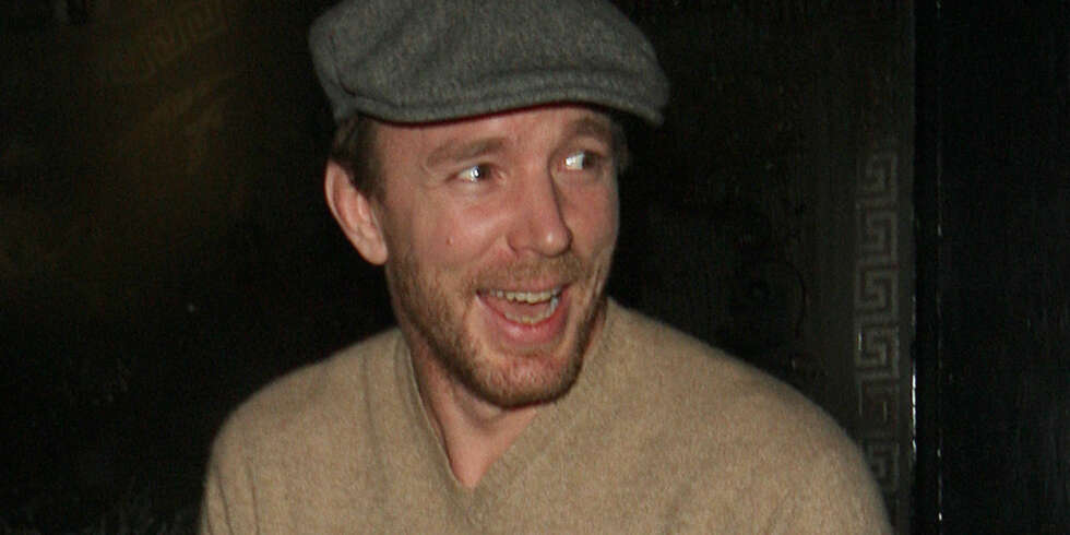 DEPPER IKKE: Guy Ritchie ligger ikke på latsiden etter skilsmissen fra Madonna. DEPPER IKKE: Guy Ritchie ligger ikke på latsiden etter skilsmissen fra Madonna.
