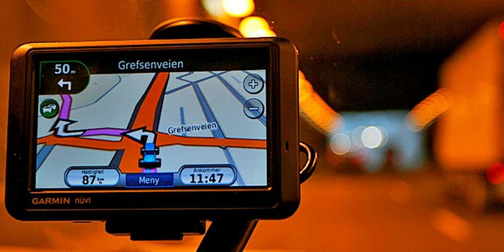 BOT? I utlandet risikerer du bot for GPSer med fotoboksvarsling. Det får du ikke i Norge, men GPSen må ikke hindre fri sikt - det gir bot også her hjemme. BOT? I utlandet risikerer du bot for GPSer med fotoboksvarsling. Det får du ikke i Norge, men GPSen må ikke hindre fri sikt - det gir bot også her hjemme.