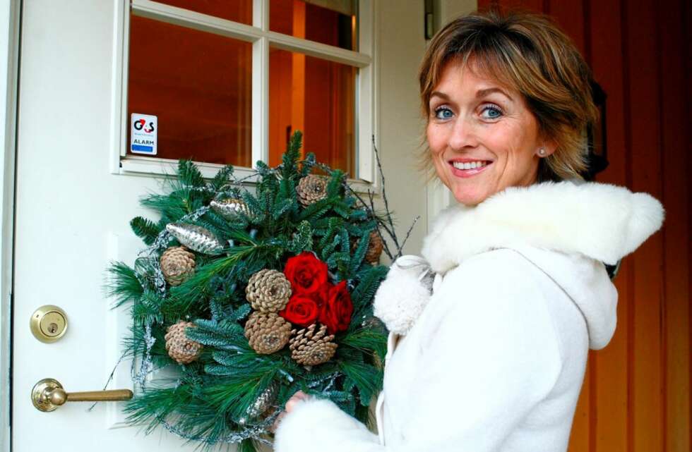 Hilde pynter med rødt og grønt og håper i det lengste på en hvit jul. Hilde pynter med rødt og grønt og håper i det lengste på en hvit jul.