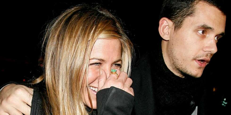 LYKKEN SMILER: Jennifer Aniston og John Mayer er helt tydelig lykkelige sammen. LYKKEN SMILER: Jennifer Aniston og John Mayer er helt tydelig lykkelige sammen.