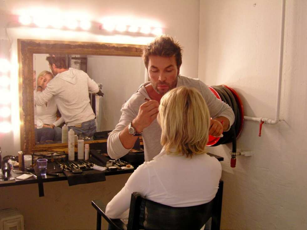 ¿ Som fagperson er jeg stylist og har valgt å vie mitt liv til å spre kjærlighet og godt humør til folk over hele verden, sier Jan Thomas. ¿ Som fagperson er jeg stylist og har valgt å vie mitt liv til å spre kjærlighet og godt humør til folk over hele verden, sier Jan Thomas.