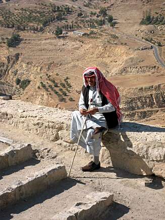 KULE TYPER:Folk i Jordan er vennligheten selv, som denne beduinen i veikanten. KULE TYPER:Folk i Jordan er vennligheten selv, som denne beduinen i veikanten.