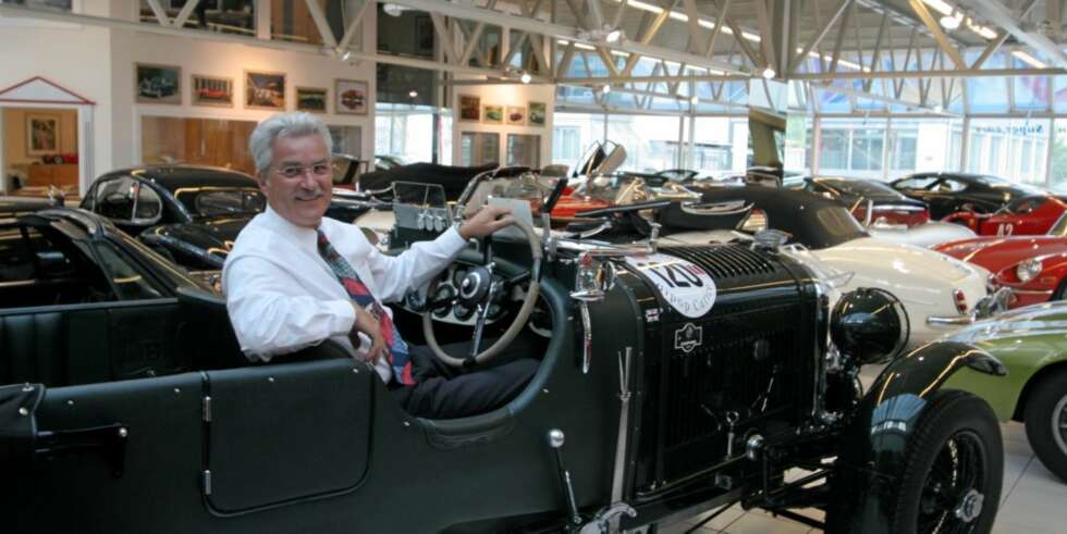 GAMMEL RACERBILFØRER: Dietrich-Gotthard Gross i en Bentley 4,5-liter Oldtimer. Med denne har han og daglig leder Michael Koltes kjørt Mille Miglia. GAMMEL RACERBILFØRER: Dietrich-Gotthard Gross i en Bentley 4,5-liter Oldtimer. Med denne har han og daglig leder Michael Koltes kjørt Mille Miglia.