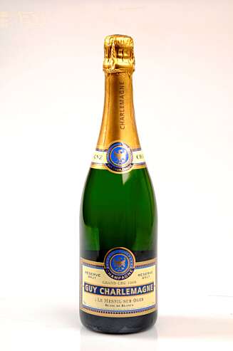 Guy Charlemagne champagne, en liten produsent som lager champagne med en utrolig eleganse. Guy Charlemagne champagne, en liten produsent som lager champagne med en utrolig eleganse.