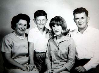 Her er Colleen 15 år gammel og Kevin 10 år. Mamma Annie er fra New Zealand, mens pappa Basil har irske forfedre. I dag prøver familien å få ny kontakt med Kevin. Her er Colleen 15 år gammel og Kevin 10 år. Mamma Annie er fra New Zealand, mens pappa Basil har irske forfedre. I dag prøver familien å få ny kontakt med Kevin.