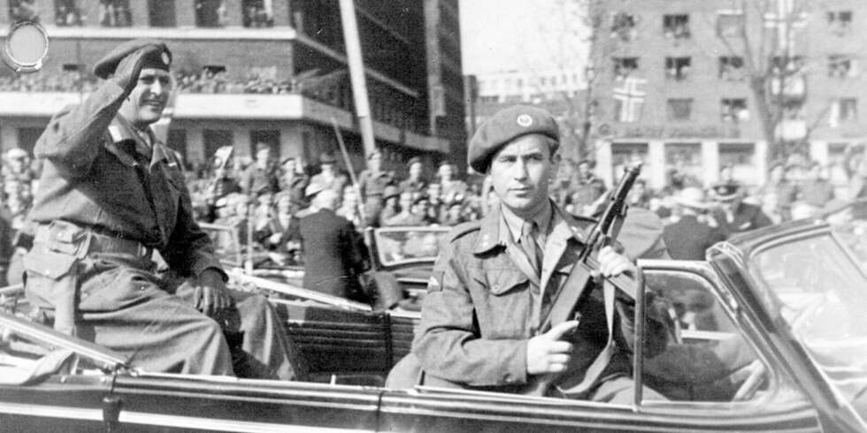 ÆREFULLT OPPDRAG: Max Manus som livvakt for kronprins Olav i mai 1945. ÆREFULLT OPPDRAG: Max Manus som livvakt for kronprins Olav i mai 1945.