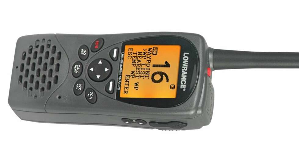 GOD I NØDEN: Den nyeste VHF-en fra Lowrance kan sende komplette nødmeldinger. GOD I NØDEN: Den nyeste VHF-en fra Lowrance kan sende komplette nødmeldinger.