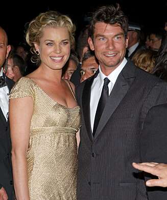 LYKKELIGE: Rebecca Romijn og Jerry O'Connell giftet seg i 2007. I romjula fikk de sine første barn sammen. LYKKELIGE: Rebecca Romijn og Jerry O'Connell giftet seg i 2007. I romjula fikk de sine første barn sammen.