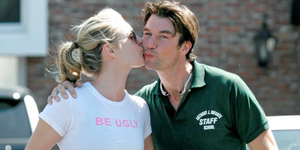 NYBAKTE FORELDRE: Rebecca Romijn og Jerry O'Connell ble foreldre til tvillingjenter i romjula. NYBAKTE FORELDRE: Rebecca Romijn og Jerry O'Connell ble foreldre til tvillingjenter i romjula.