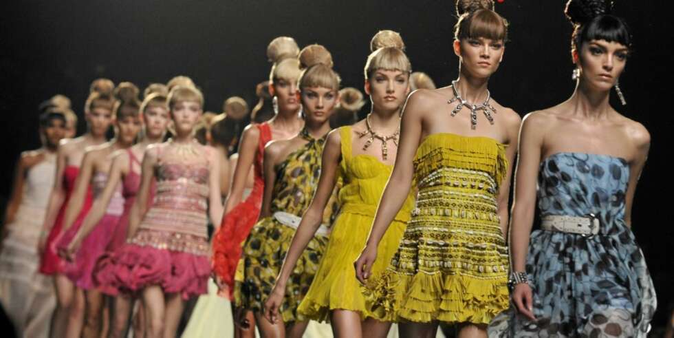 STERKE FARGER: Gallianos ready-to-wear vår- og sommerkolleksjon for Christian Dior var vledig fargerik. STERKE FARGER: Gallianos ready-to-wear vår- og sommerkolleksjon for Christian Dior var vledig fargerik.