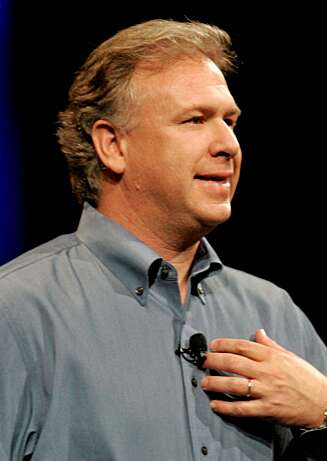 SJEFSTALEREN: Visepresident i Apple Philip Schiller presenterte tirsdag kveld årets store nyheter under MacExpo i San Fransisco. SJEFSTALEREN: Visepresident i Apple Philip Schiller presenterte tirsdag kveld årets store nyheter under MacExpo i San Fransisco.