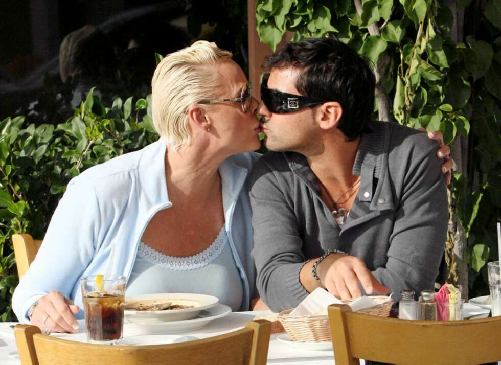 NYKTER KJÆRLIGHET: Brigitte Nielsen og hennes femte (eller muligens sjette) ektemann, Mattia Dessi, rett før jul. Nå kjører stjernen beinhardt på cola. NYKTER KJÆRLIGHET: Brigitte Nielsen og hennes femte (eller muligens sjette) ektemann, Mattia Dessi, rett før jul. Nå kjører stjernen beinhardt på cola.