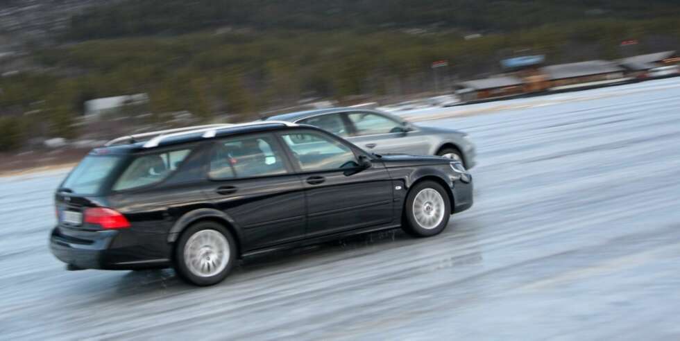 DUELL: Skoda mot Saab. Sistnevnte henger bak fra starten av. DUELL: Skoda mot Saab. Sistnevnte henger bak fra starten av.