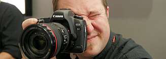 SPEILREFLEKS MED VIDEO:Nyeste nytt fra Canon: EOS 5D, et speilrefleks kamera med utskiftbar optikk, som også tar video i HD. Den våte drøm for enhver fotograf som tar både foto og film, og ikke orker drasse rundt på to kamera. Koster 2700 dollar i USA og snaut 25 000 norske her hjemme. SPEILREFLEKS MED VIDEO:Nyeste nytt fra Canon: EOS 5D, et speilrefleks kamera med utskiftbar optikk, som også tar video i HD. Den våte drøm for enhver fotograf som tar både foto og film, og ikke orker drasse rundt på to kamera. Koster 2700 dollar i USA og snaut 25 000 norske her hjemme.