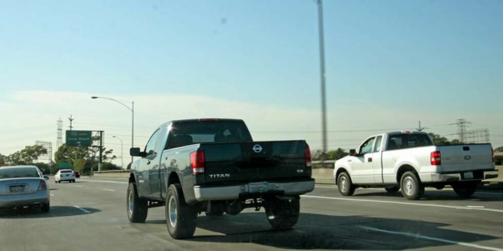 VANLIG SYN: Dette bildet, fra en Freeway-strekning i Los Angeles i fjor vår, er USA-typisk. Store pickuper selger godt. Ford F-150 (t.h) er sjefen, mens Nissan Titan (midten) befinner seg et stykke lengre ned på lista. VANLIG SYN: Dette bildet, fra en Freeway-strekning i Los Angeles i fjor vår, er USA-typisk. Store pickuper selger godt. Ford F-150 (t.h) er sjefen, mens Nissan Titan (midten) befinner seg et stykke lengre ned på lista.