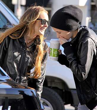 FORFULGT: Lindsay Lohan og Samantha Ronson må tåle å bli forfulgt av fotografer FORFULGT: Lindsay Lohan og Samantha Ronson må tåle å bli forfulgt av fotografer