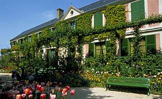 Slik bodde kunstneren Claude Monet de siste, lykkelige år av sitt liv, omgitt av en deilig blomsterprakt satt sammen med en kunstners øye. Slik bodde kunstneren Claude Monet de siste, lykkelige år av sitt liv, omgitt av en deilig blomsterprakt satt sammen med en kunstners øye.