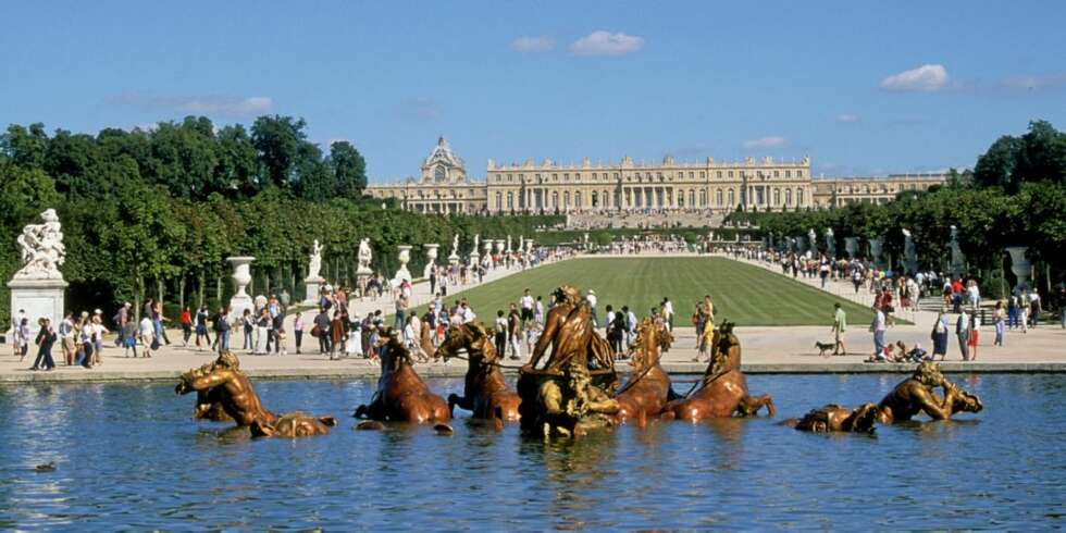 Parkanlegget i Versailles er verdens største med sine 800 hektar, 200 000 trær og 50 fontener. Den mest berømte er Apollo-fontenen, som viser solguden Apollon som driver sine hester opp av vannet. Parkanlegget i Versailles er verdens største med sine 800 hektar, 200 000 trær og 50 fontener. Den mest berømte er Apollo-fontenen, som viser solguden Apollon som driver sine hester opp av vannet.