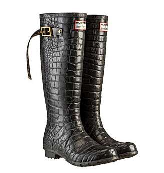 DESIGN: Hunter-gummistøvlene som er designet av Jimmy Choo er i salg fra juni, og kommer til å koste rundt 2700 kroner. DESIGN: Hunter-gummistøvlene som er designet av Jimmy Choo er i salg fra juni, og kommer til å koste rundt 2700 kroner.