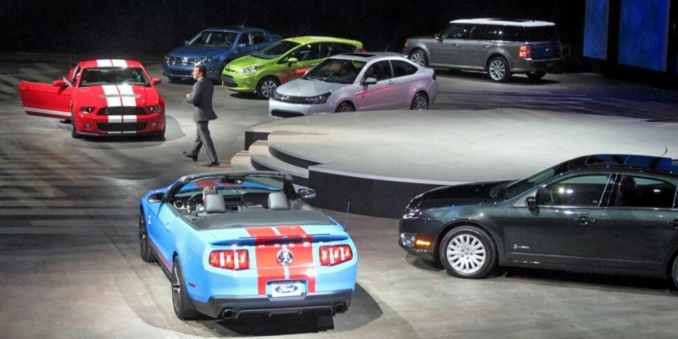 Ford-toppene snakket mye om effektivisering og mer miljøvennlige motorer, men det var heftige Shelby GT500 som fikk kapre showet under pressekonferansen. Ford-toppene snakket mye om effektivisering og mer miljøvennlige motorer, men det var heftige Shelby GT500 som fikk kapre showet under pressekonferansen.